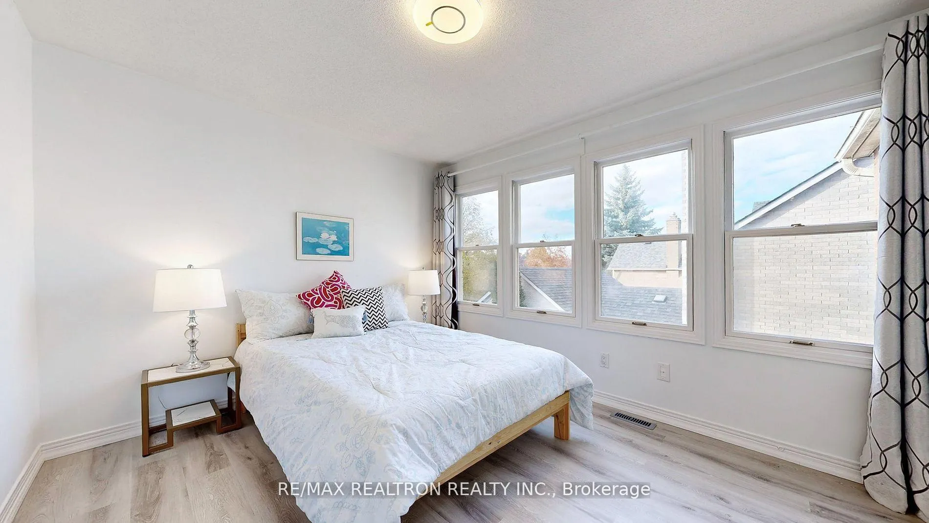 Photo 12 of 25 Waterbridge Lane, Markham, Unionville — HOMEH