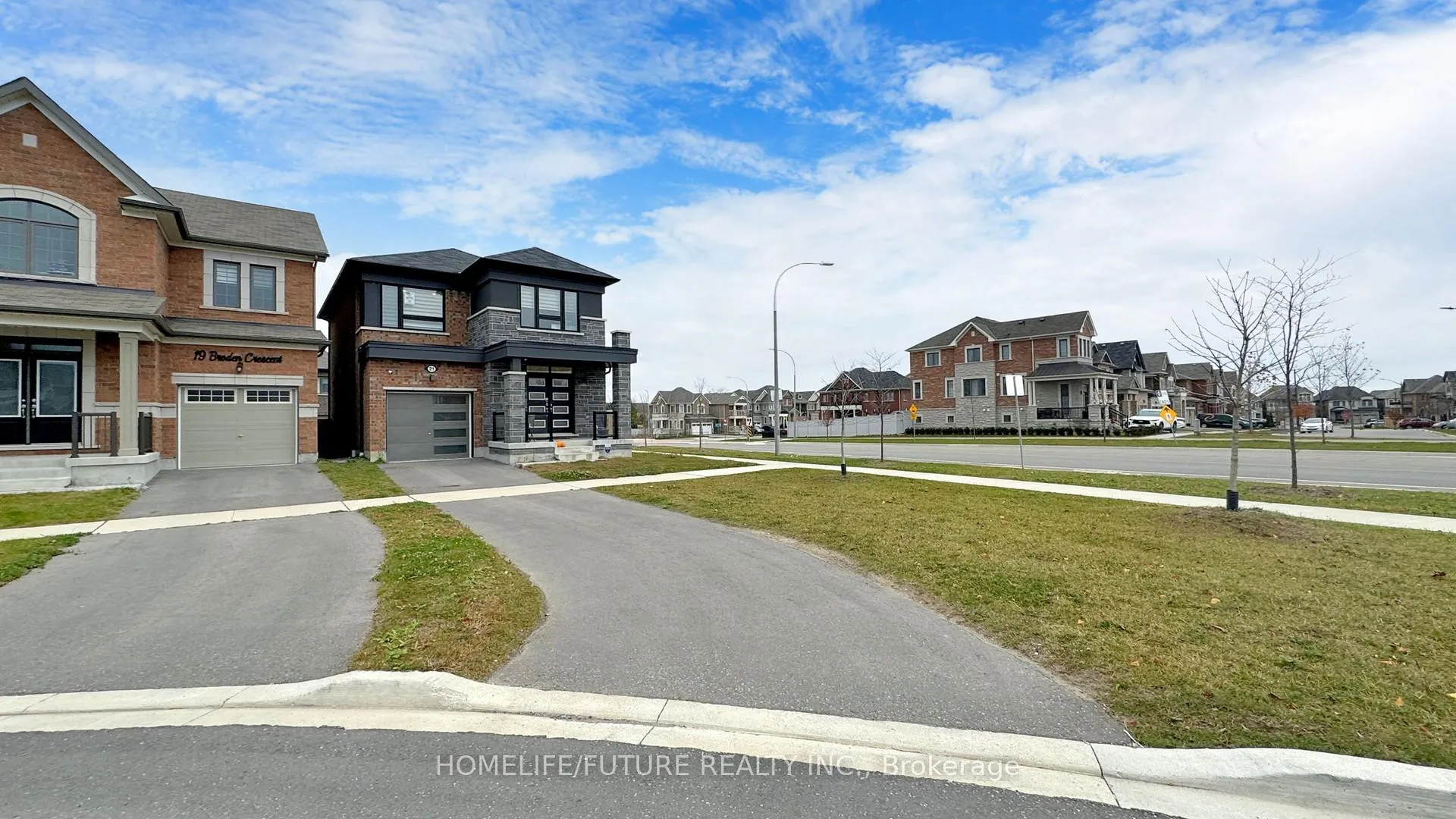 Photo 2 of 21 Broden Crescent, Whitby, Rural Whitby — HOMEH