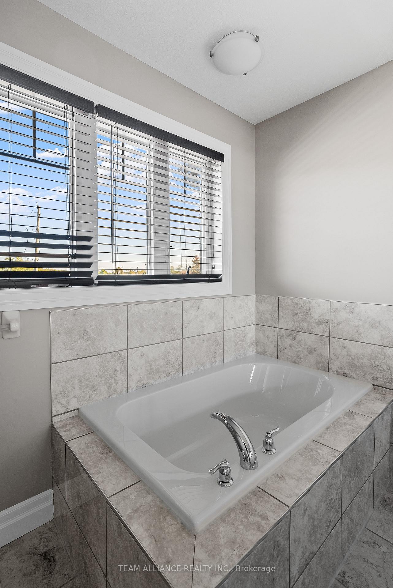 Photo 17 of 166 Queen Street, Middlesex Centre, Komoka — HOMEH