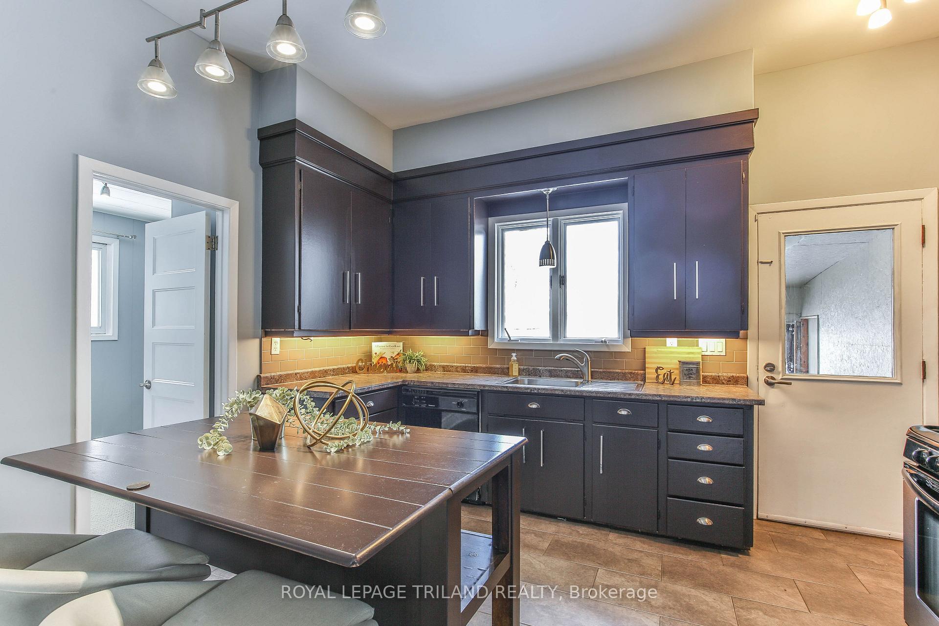 Photo 12 of 602 Central Avenue, London, East F — HOMEH
