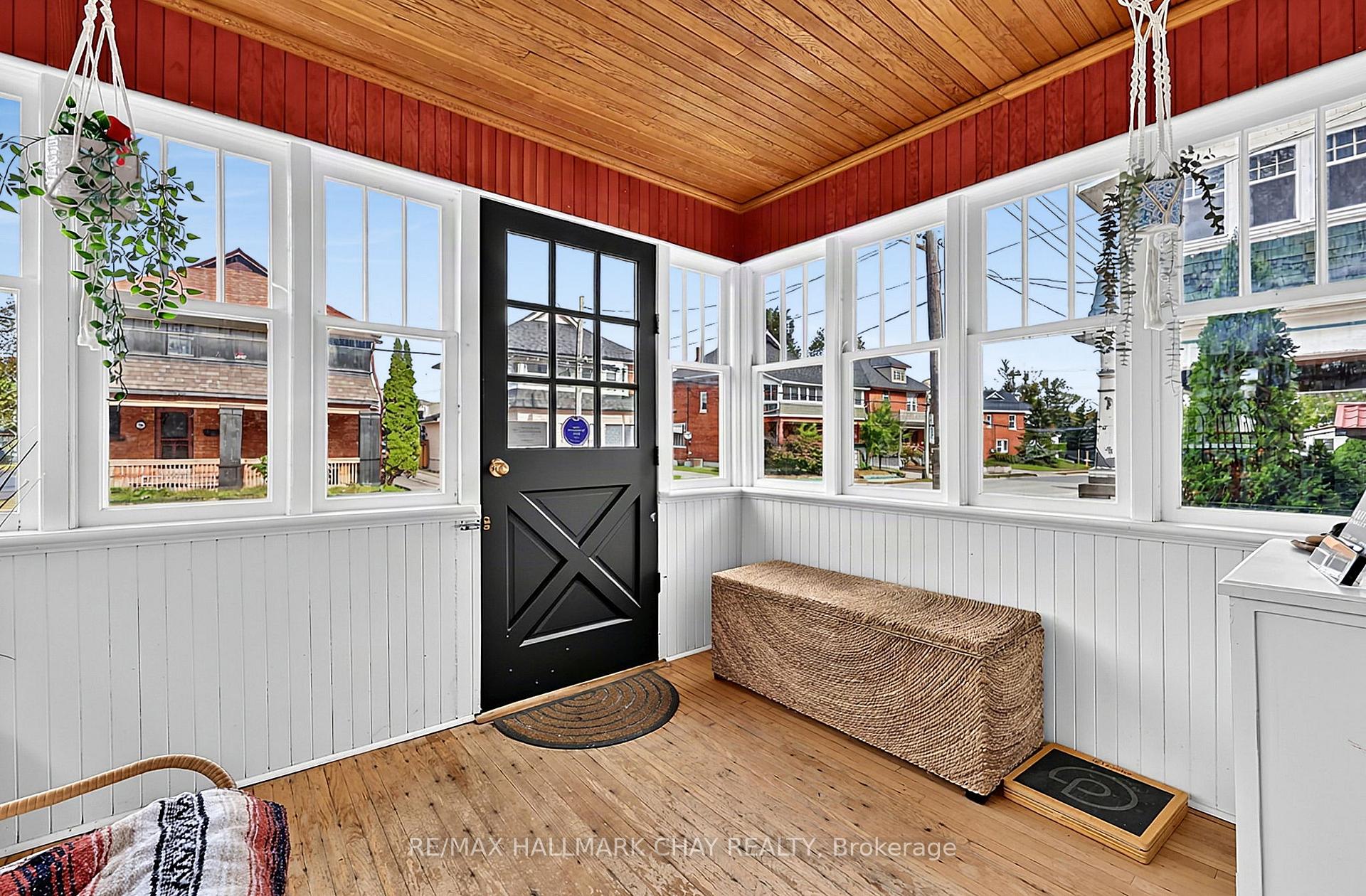 Photo 5 of 43 Brock Street, Barrie, Sanford — HOMEH