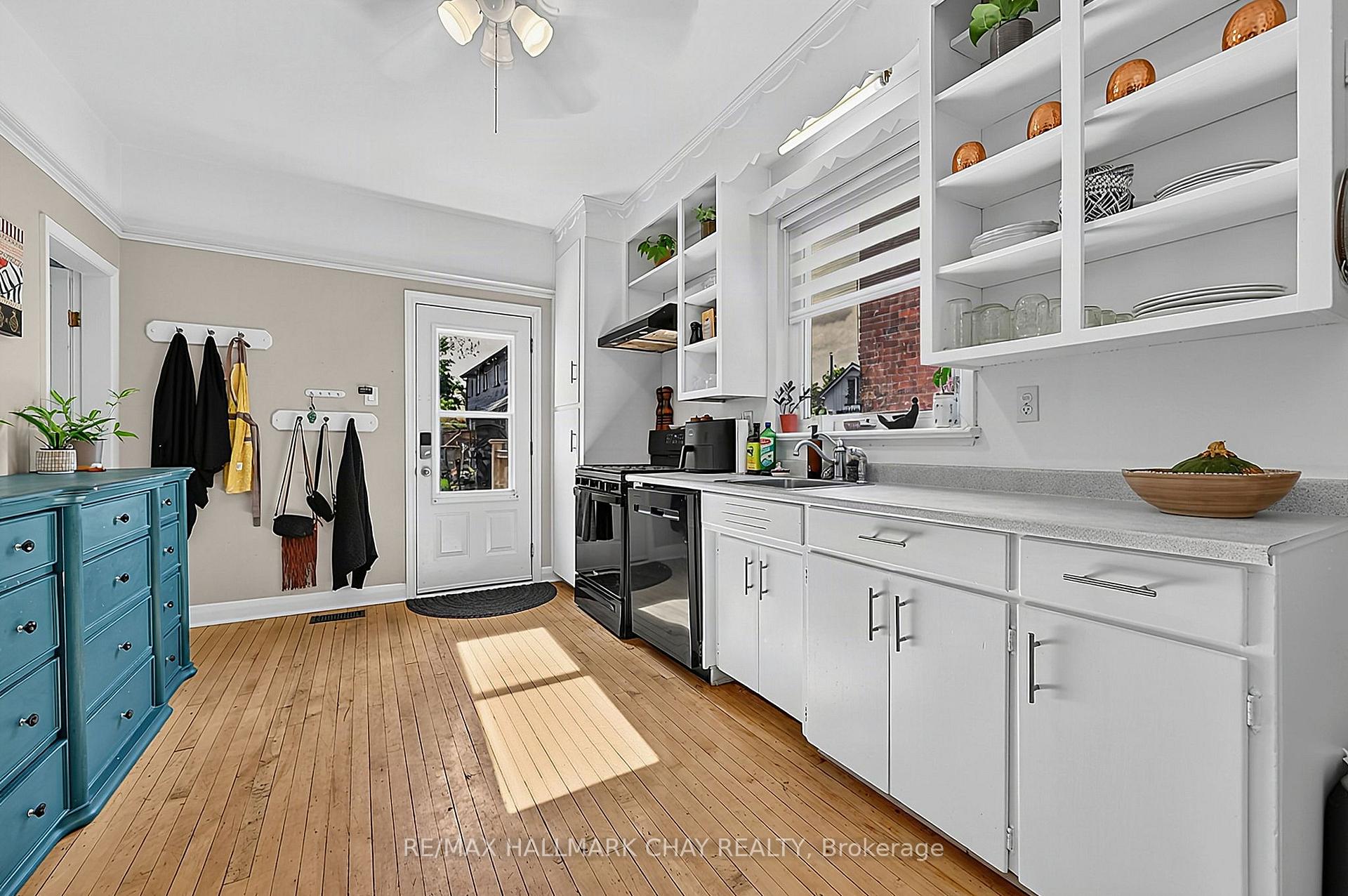 Photo 10 of 43 Brock Street, Barrie, Sanford — HOMEH