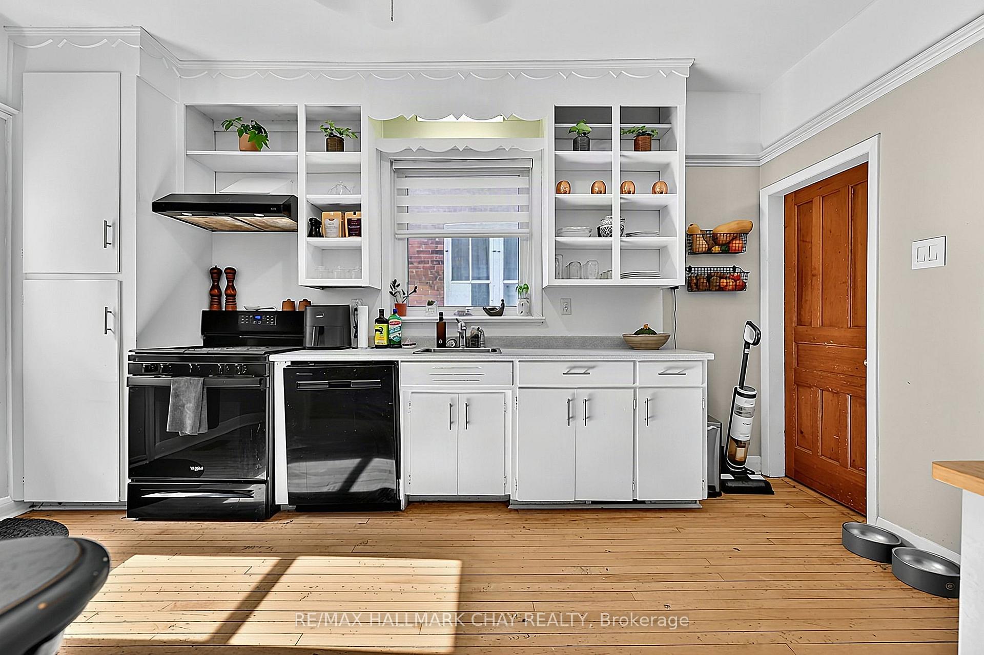 Photo 13 of 43 Brock Street, Barrie, Sanford — HOMEH