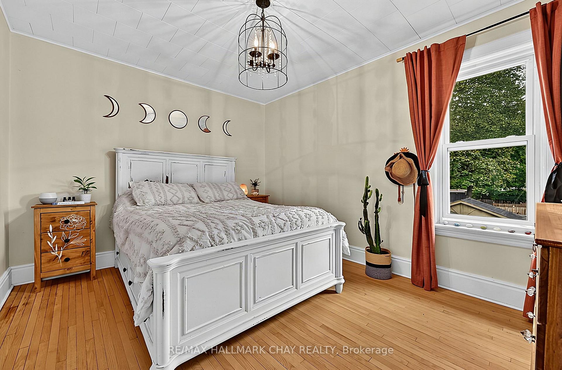 Photo 23 of 43 Brock Street, Barrie, Sanford — HOMEH