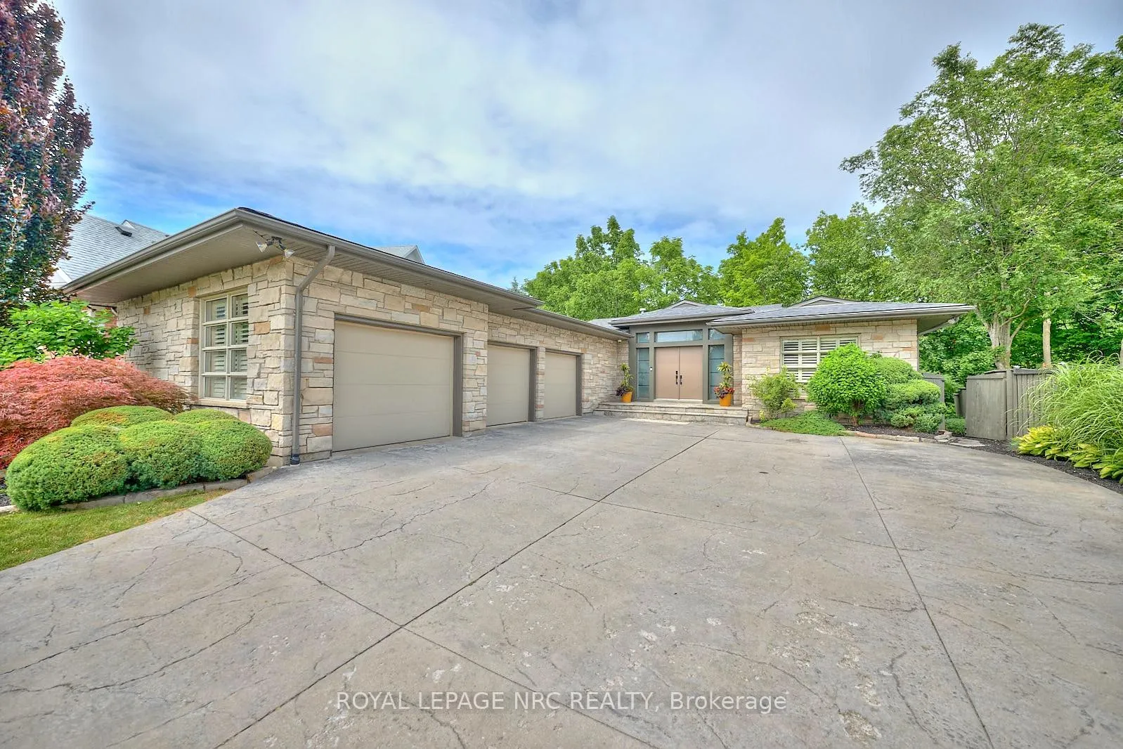 Photo 1 of 16 Nadine Crescent, St. Catharines, Grapeview — HOMEH