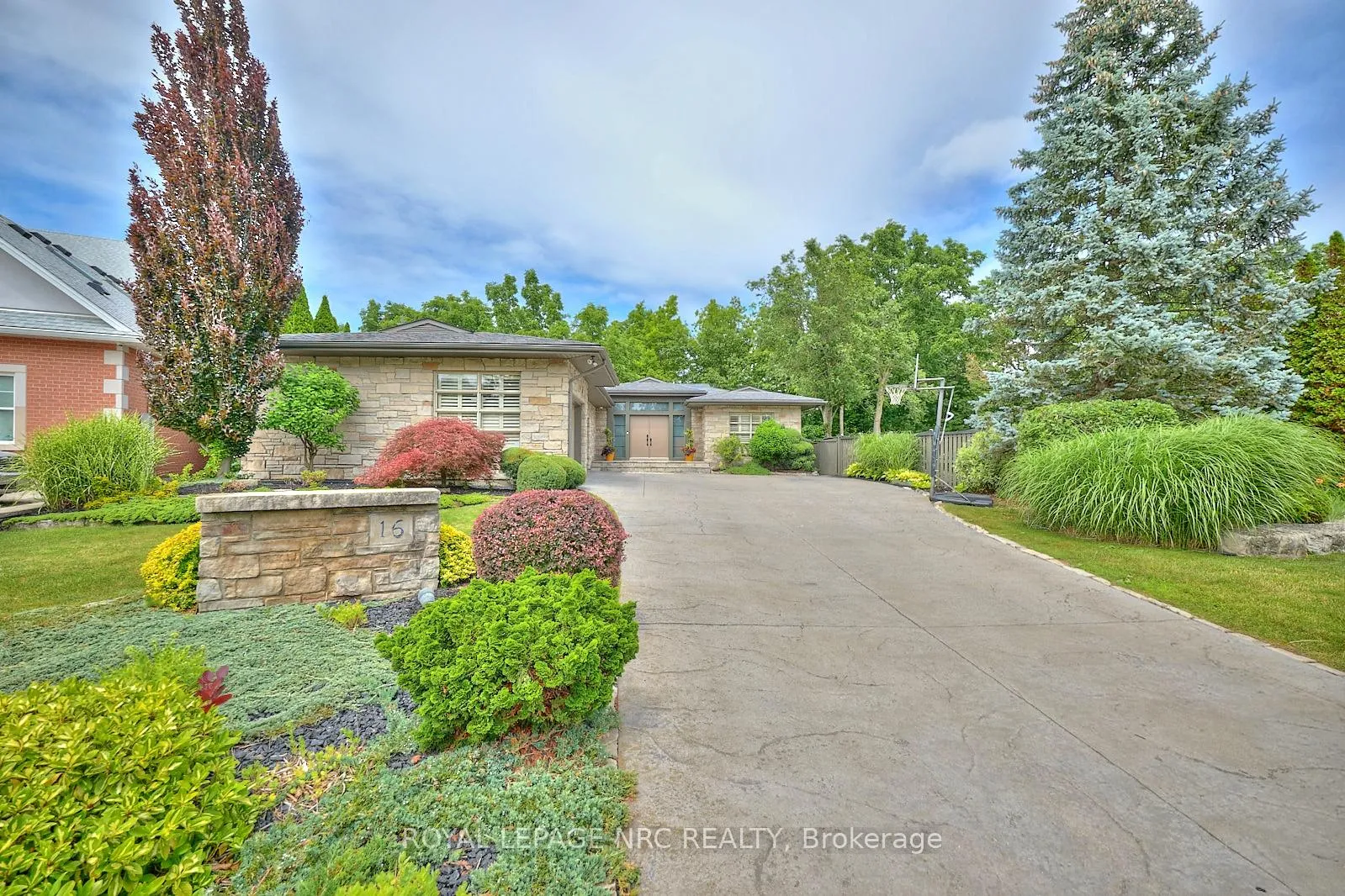 Photo 2 of 16 Nadine Crescent, St. Catharines, Grapeview — HOMEH