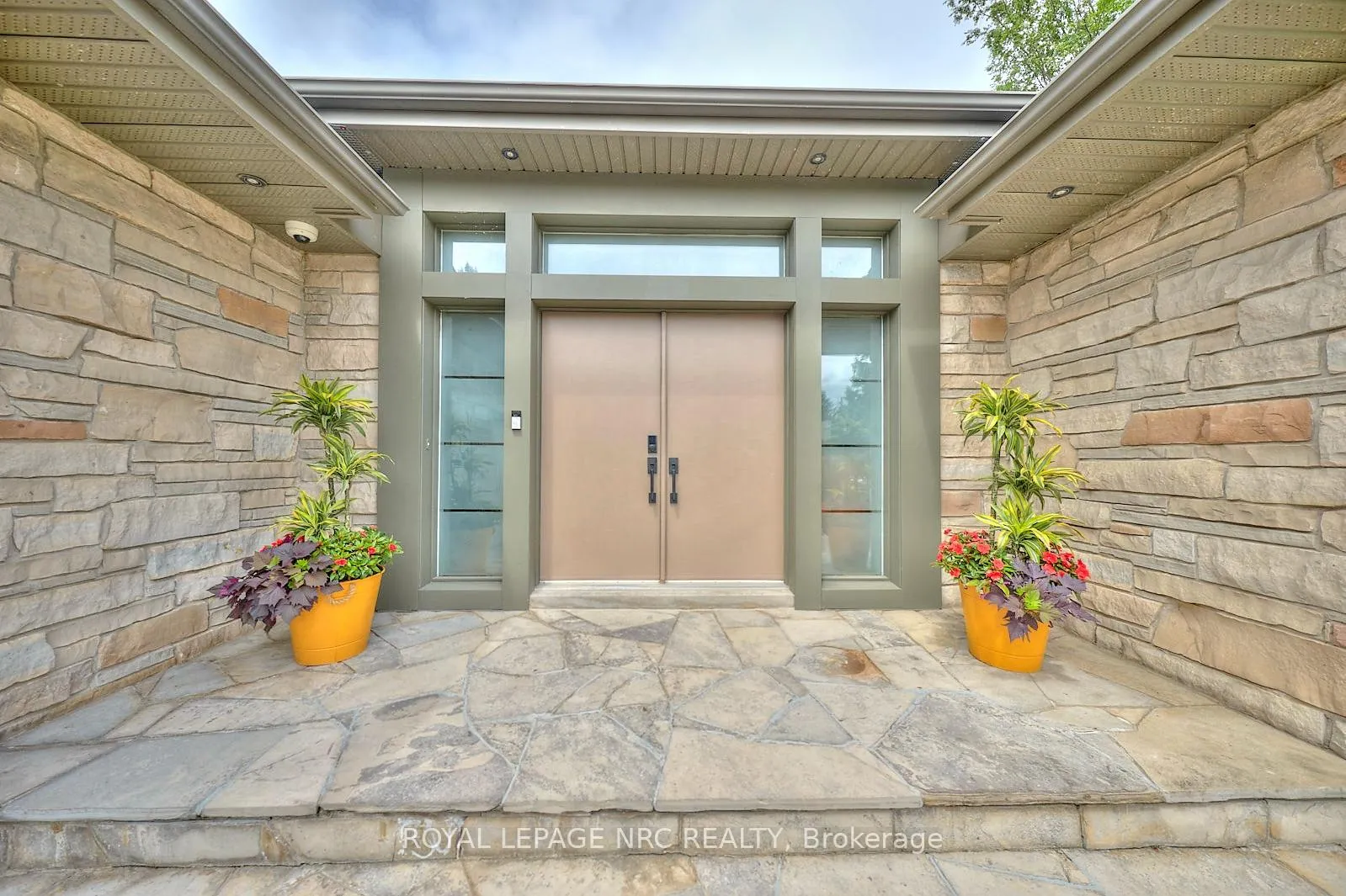 Photo 4 of 16 Nadine Crescent, St. Catharines, Grapeview — HOMEH