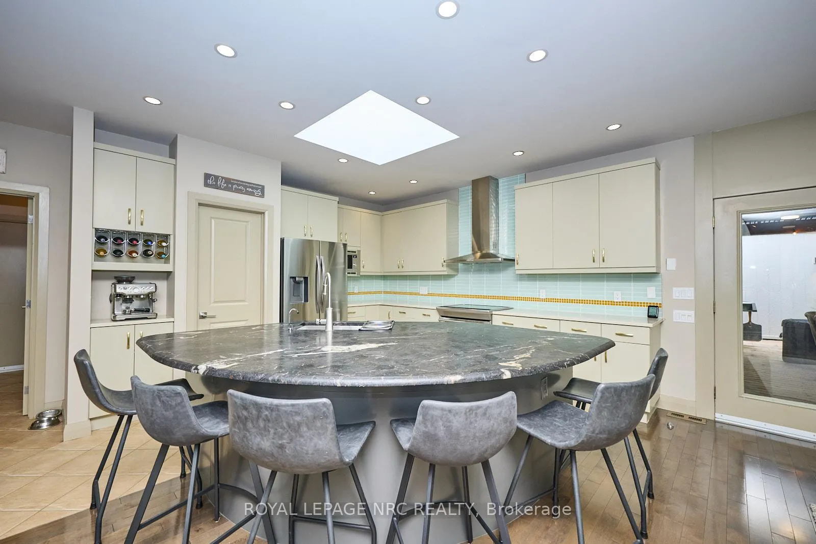 Photo 12 of 16 Nadine Crescent, St. Catharines, Grapeview — HOMEH