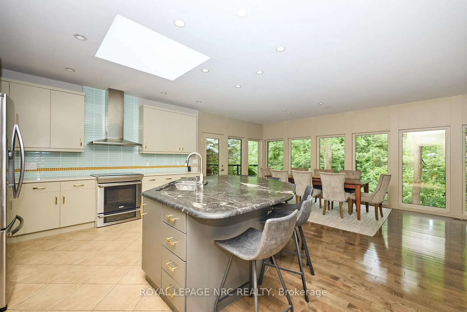 Photo 13 of 16 Nadine Crescent, St. Catharines, Grapeview — HOMEH