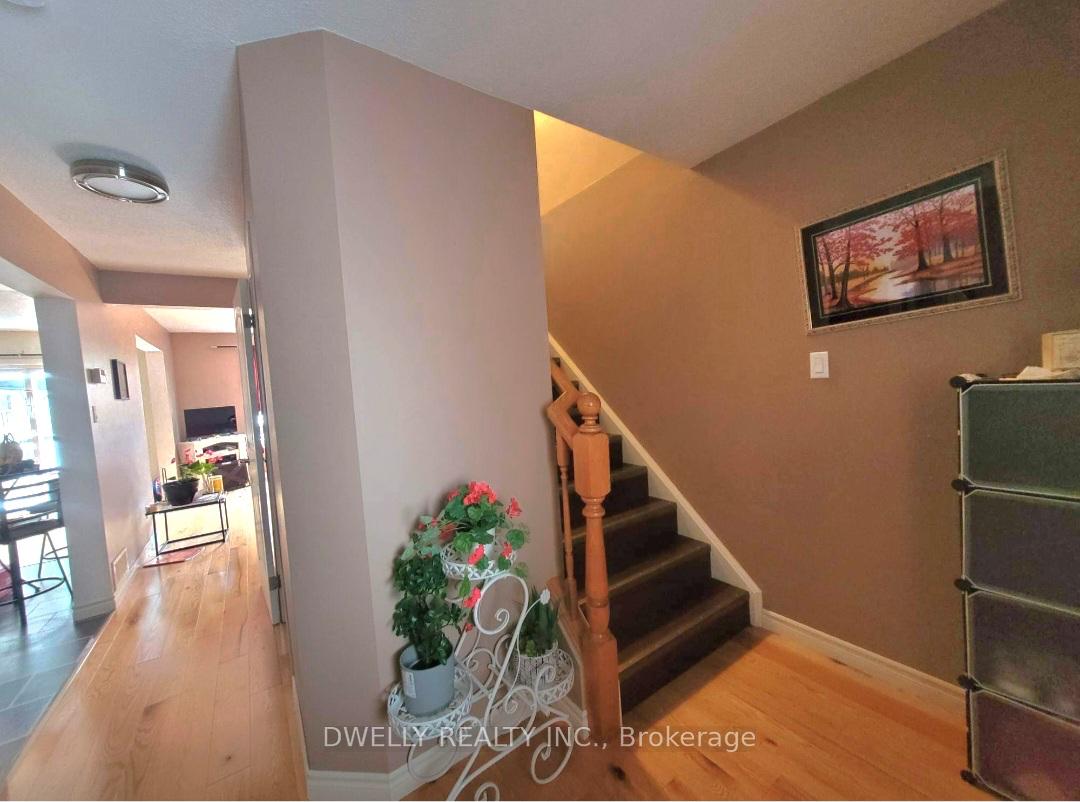 Photo 3 of 805 Fairway Crescent, Kitchener — HOMEH
