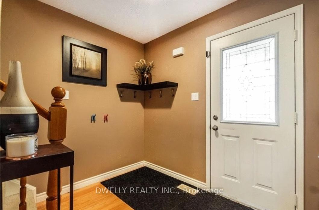 Photo 2 of 805 Fairway Crescent, Kitchener — HOMEH