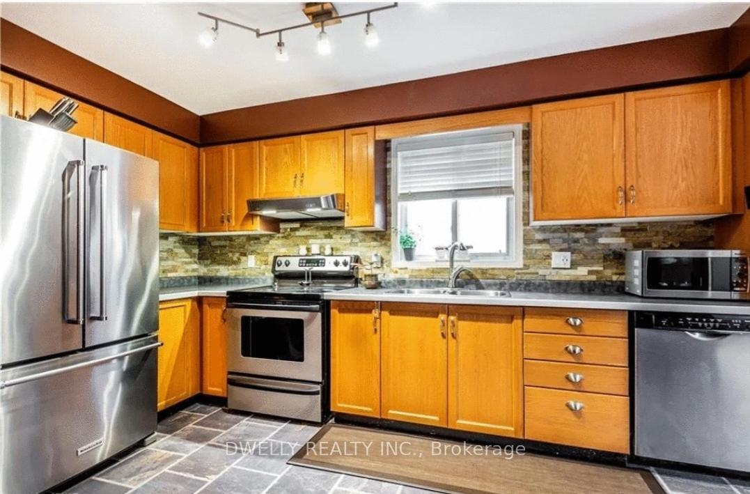 Photo 7 of 805 Fairway Crescent, Kitchener — HOMEH