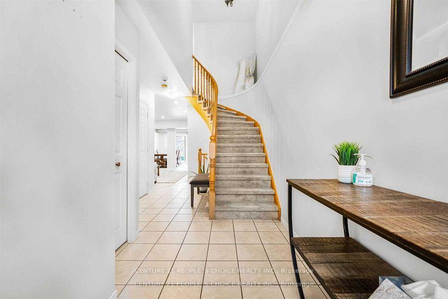 Photo 2 of 54 Meadow Wood Crescent, Hamilton, Stoney Creek Mountain — HOMEH