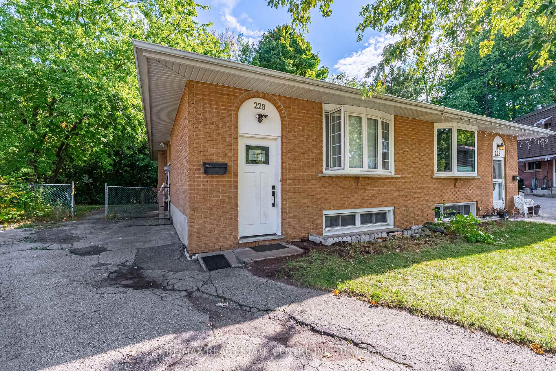 Photo 2 of 228 Ingleside Place, Kitchener — HOMEH