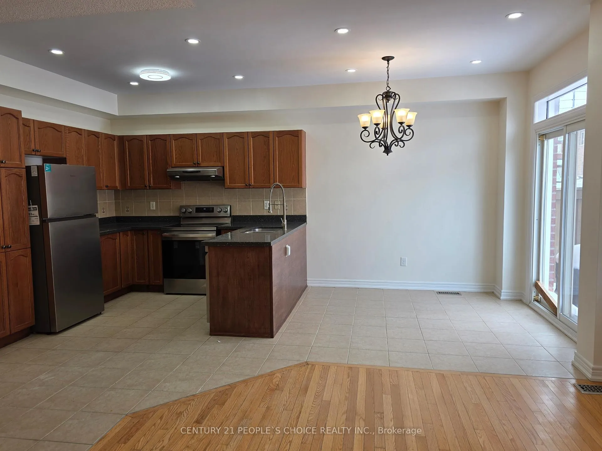 Photo 3 of Unit main floor, 26 Openbay Gardens, Brampton, Sandringham-Wellington — HOMEH