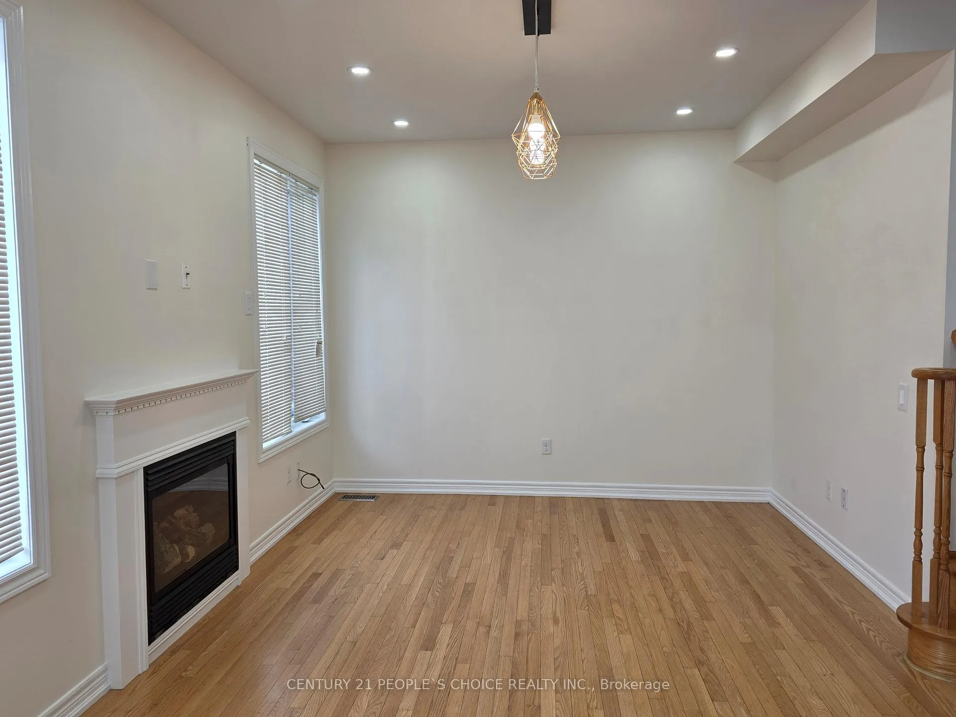Photo 4 of Unit main floor, 26 Openbay Gardens, Brampton, Sandringham-Wellington — HOMEH