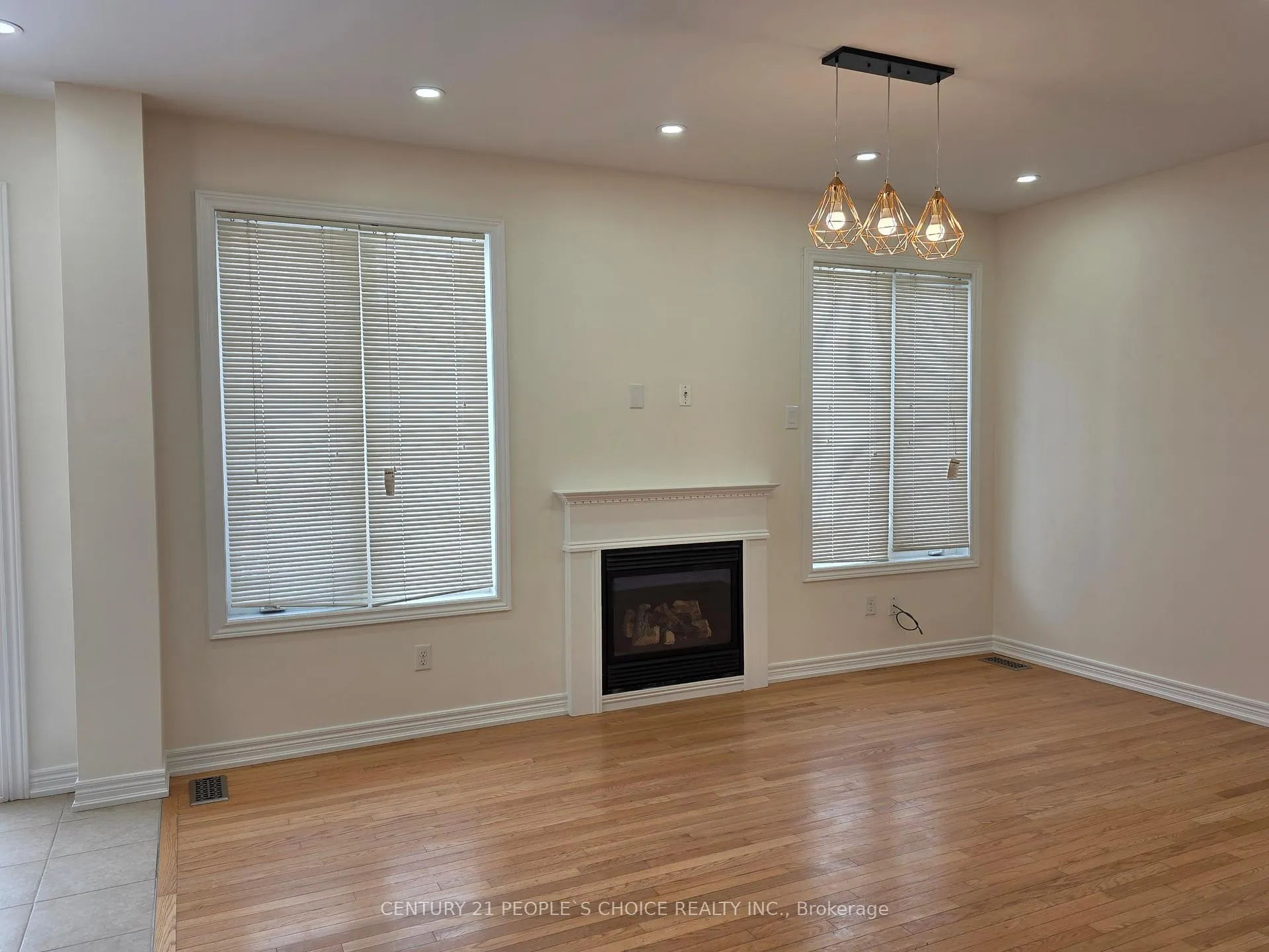 Photo 5 of Unit main floor, 26 Openbay Gardens, Brampton, Sandringham-Wellington — HOMEH