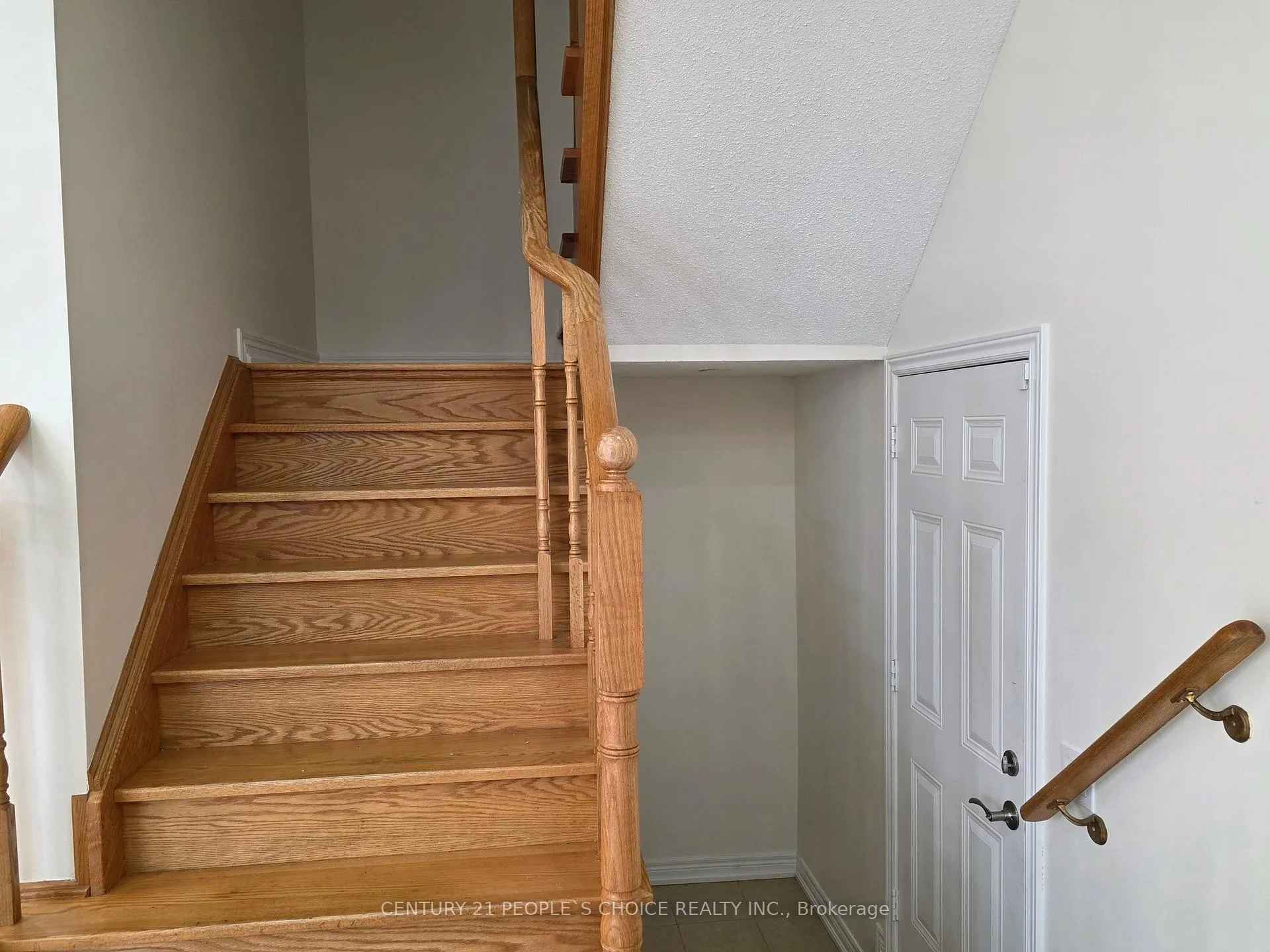 Photo 6 of Unit main floor, 26 Openbay Gardens, Brampton, Sandringham-Wellington — HOMEH