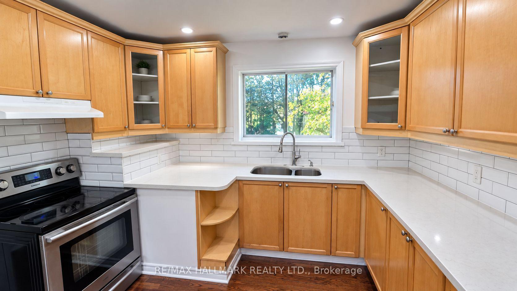 Photo 4 of 46 Collins Crescent, Aurora, Aurora Heights — HOMEH