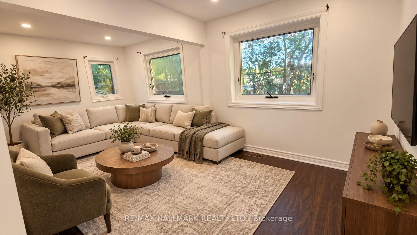 Photo 5 of 46 Collins Crescent, Aurora, Aurora Heights — HOMEH