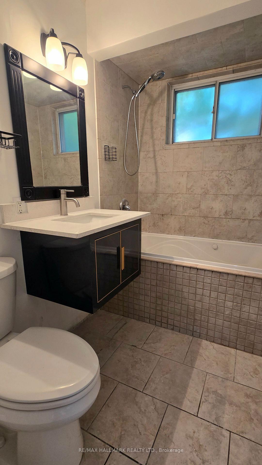 Photo 6 of 46 Collins Crescent, Aurora, Aurora Heights — HOMEH
