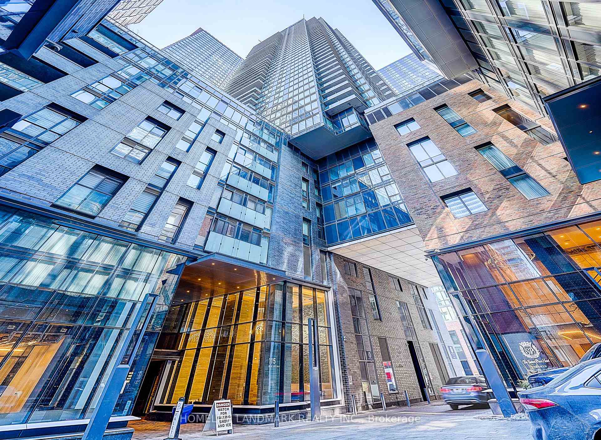 Photo 3 of Unit 702, 115 Blue Jays Way, Toronto, Waterfront Communities — HOMEH