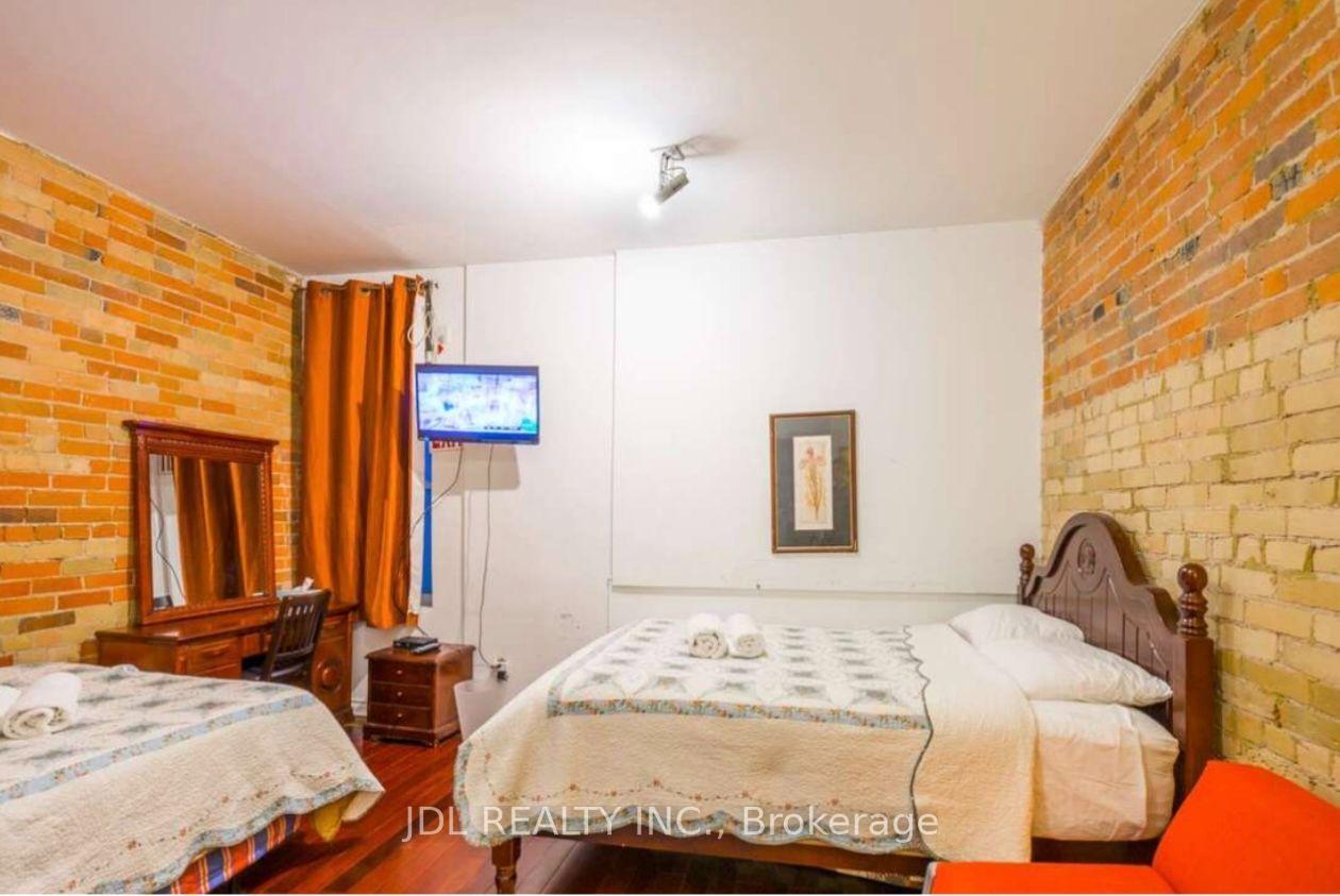 Photo 3 of Unit Masterbedroom A 2nd floor, 118 Shuter St Street, Toronto, Moss Park — HOMEH
