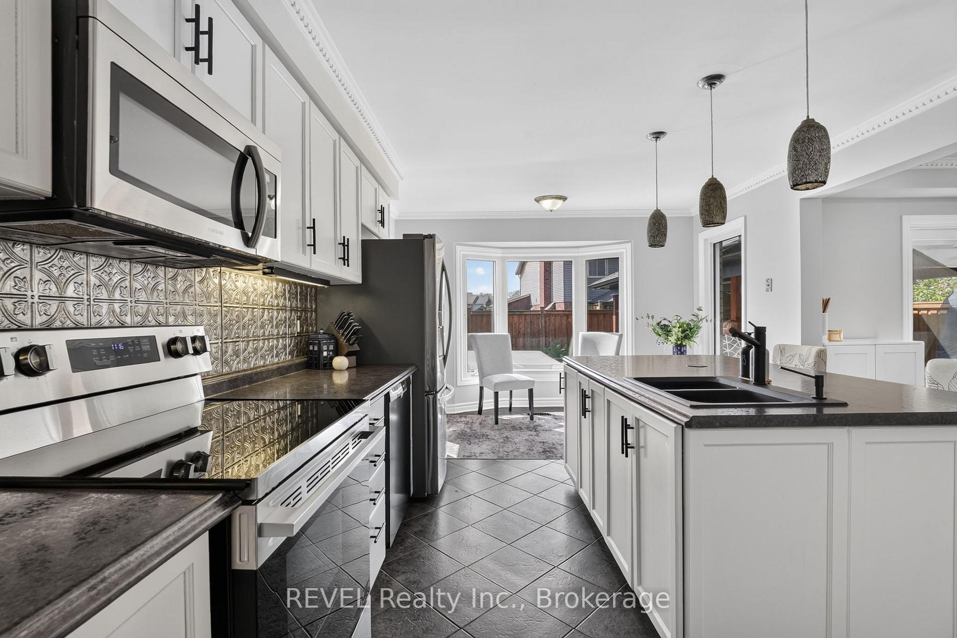Photo 13 of 10 Meadowbrook Lane, Pelham, Fonthill — HOMEH