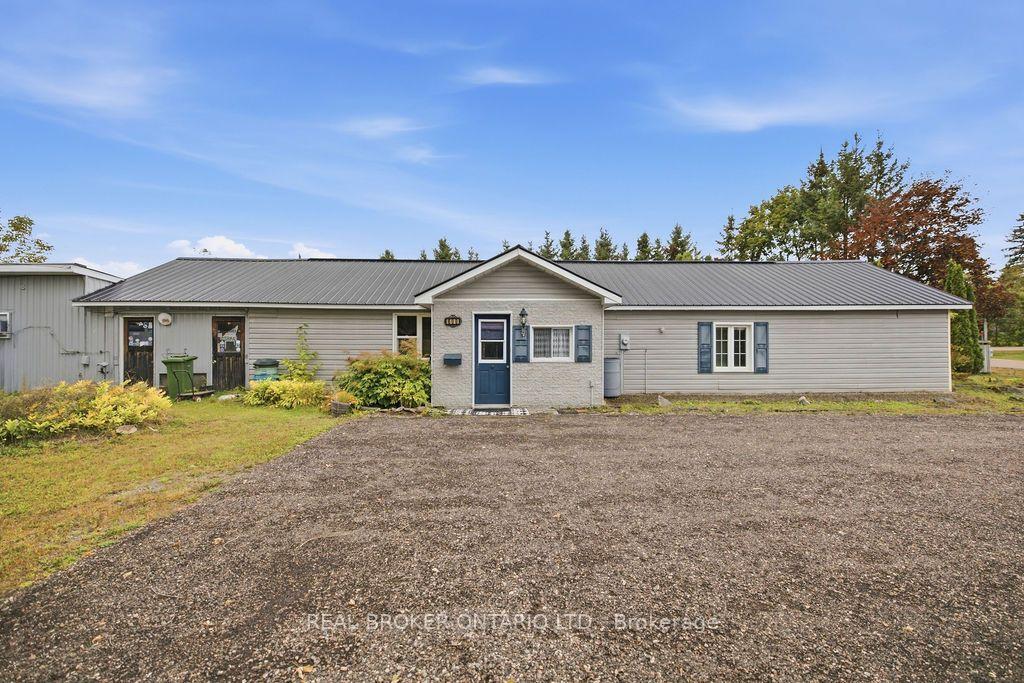 Photo of 800 Pinegrove Crescent