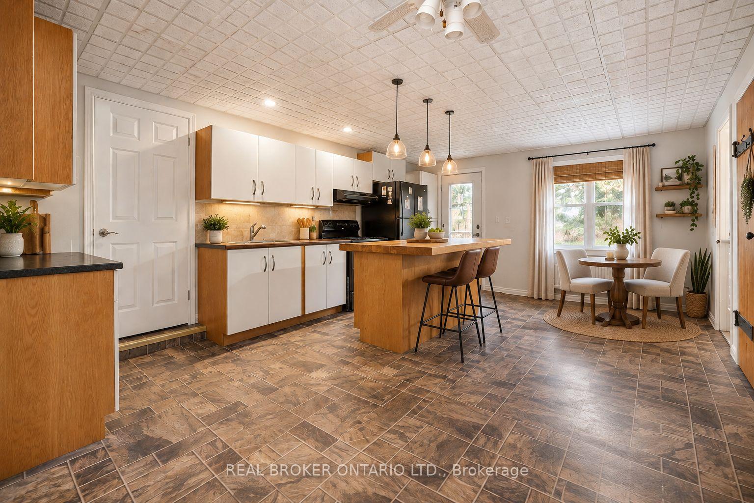 Photo 4 of 800 Pinegrove Crescent, Petawawa, Petawawa — HOMEH