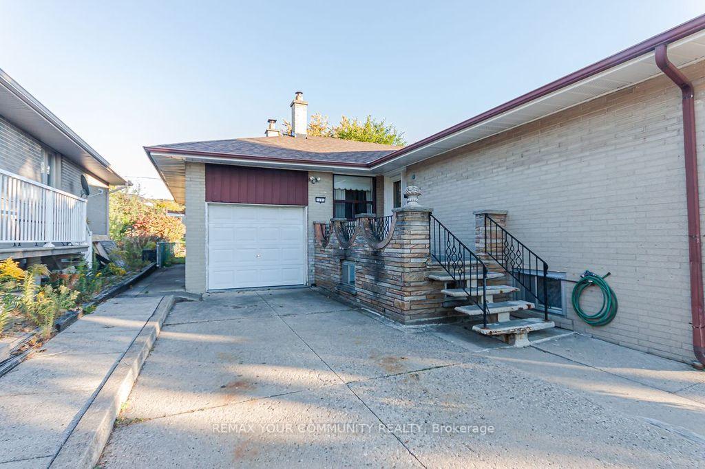 Photo 4 of 15 Valencia Crescent, North York, Maple Leaf — HOMEH