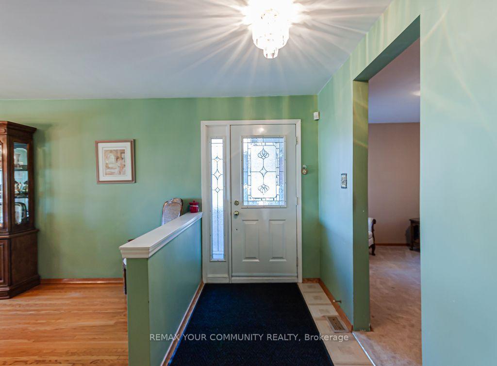 Photo 5 of 15 Valencia Crescent, North York, Maple Leaf — HOMEH