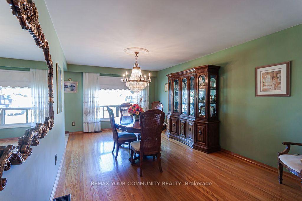 Photo 6 of 15 Valencia Crescent, North York, Maple Leaf — HOMEH