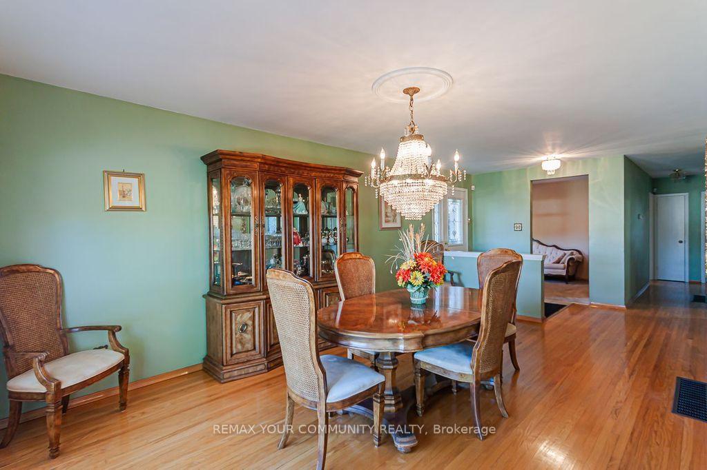 Photo 7 of 15 Valencia Crescent, North York, Maple Leaf — HOMEH
