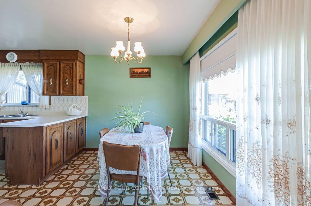 Photo 9 of 15 Valencia Crescent, North York, Maple Leaf — HOMEH