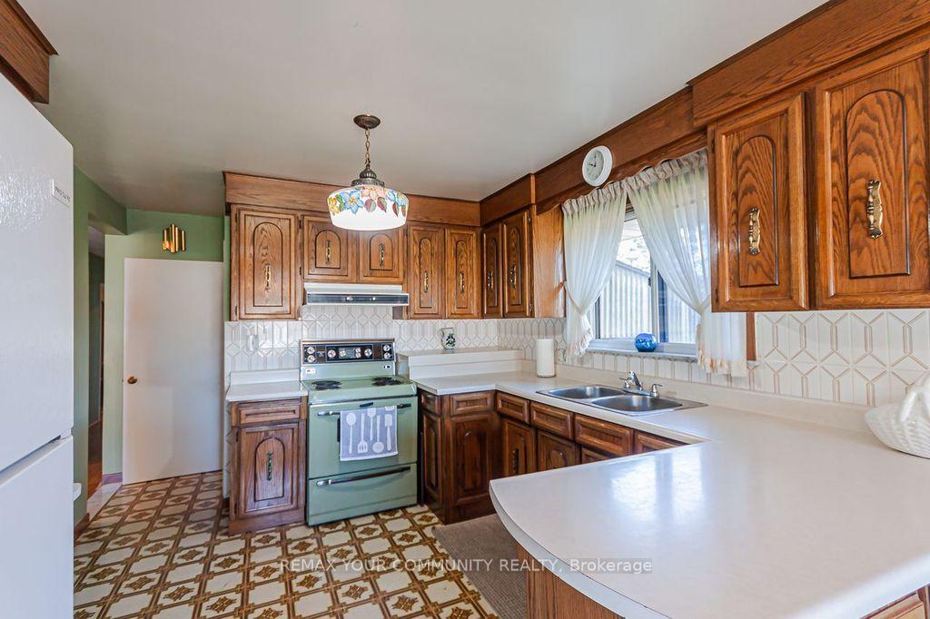Photo 14 of 15 Valencia Crescent, North York, Maple Leaf — HOMEH