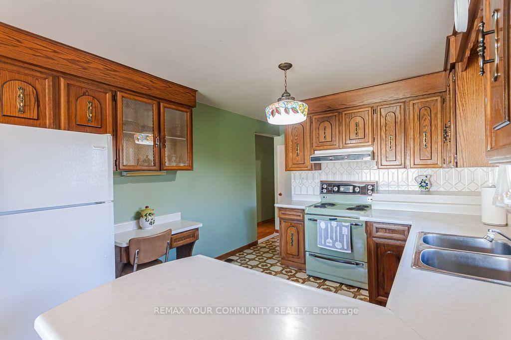 Photo 15 of 15 Valencia Crescent, North York, Maple Leaf — HOMEH