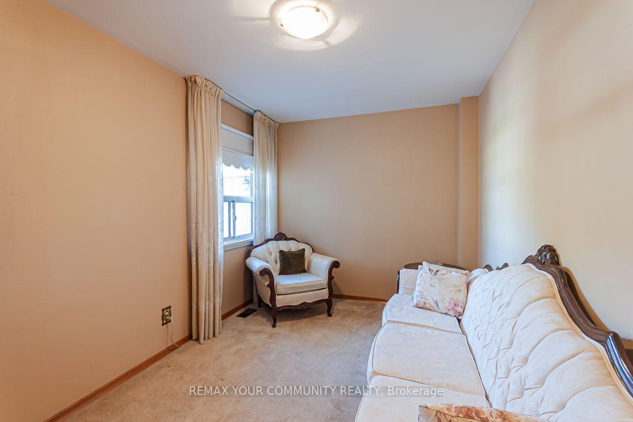 Photo 17 of 15 Valencia Crescent, North York, Maple Leaf — HOMEH