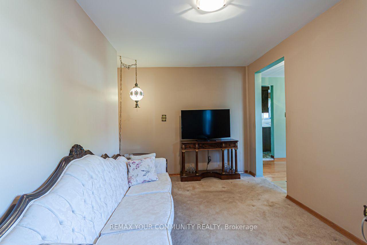 Photo 18 of 15 Valencia Crescent, North York, Maple Leaf — HOMEH