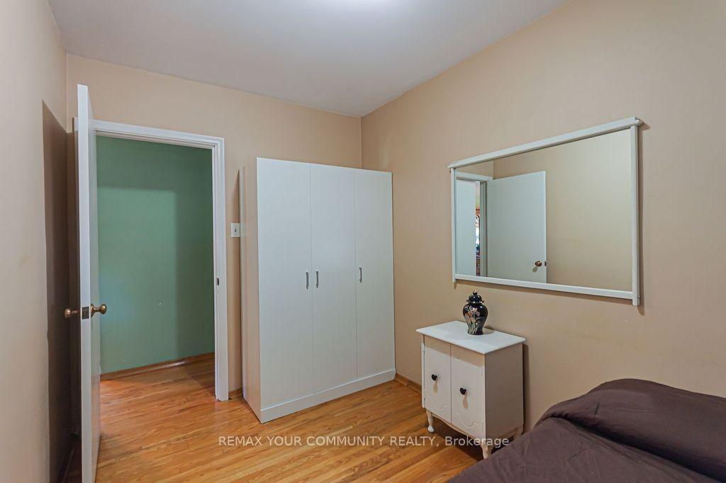 Photo 20 of 15 Valencia Crescent, North York, Maple Leaf — HOMEH