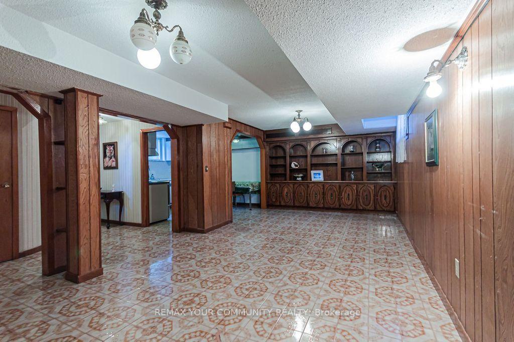 Photo 28 of 15 Valencia Crescent, North York, Maple Leaf — HOMEH