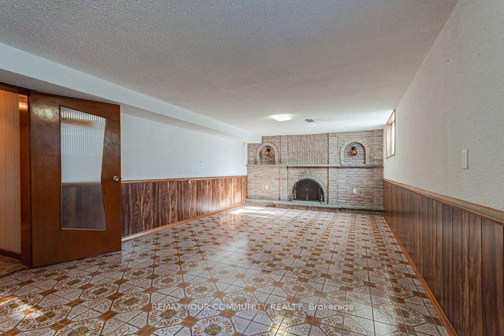 Photo 32 of 15 Valencia Crescent, North York, Maple Leaf — HOMEH