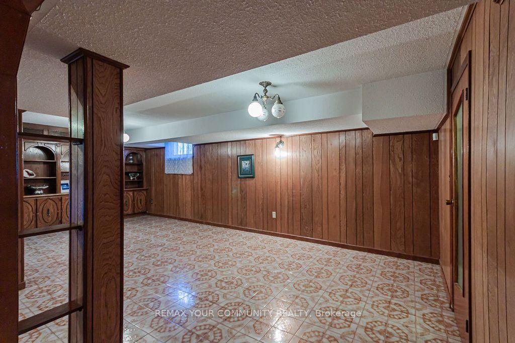 Photo 33 of 15 Valencia Crescent, North York, Maple Leaf — HOMEH
