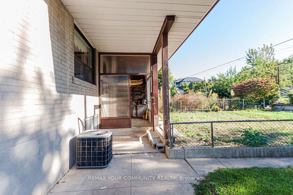 Photo 39 of 15 Valencia Crescent, North York, Maple Leaf — HOMEH