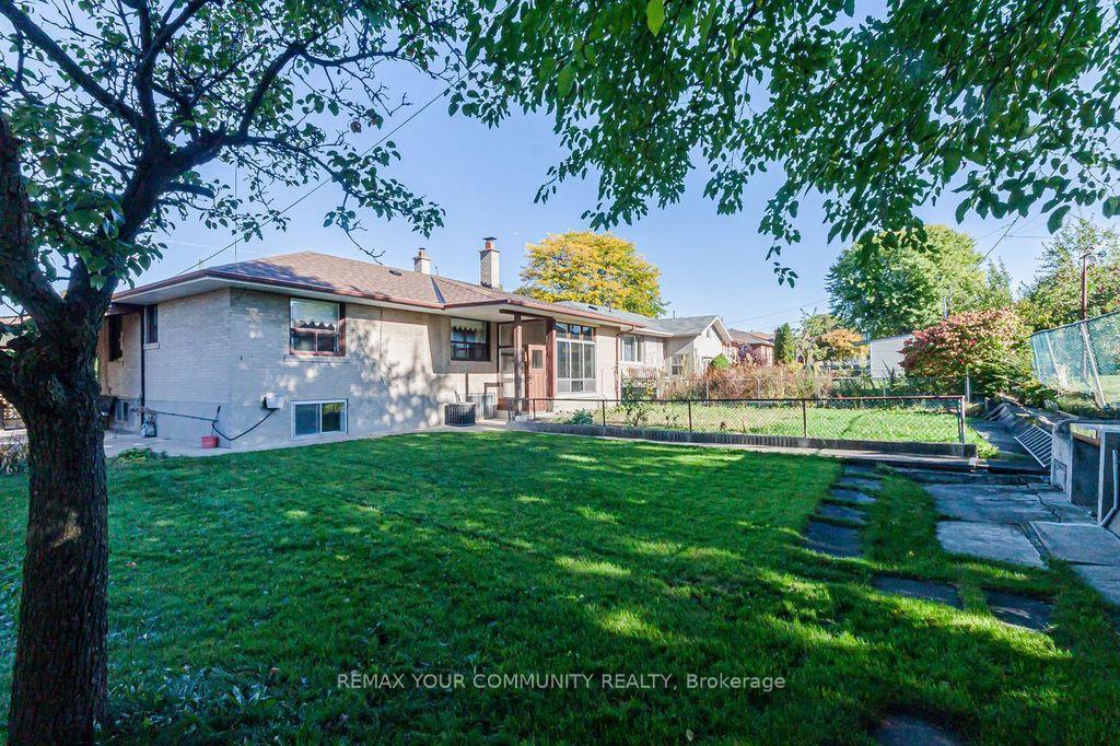 Photo 40 of 15 Valencia Crescent, North York, Maple Leaf — HOMEH