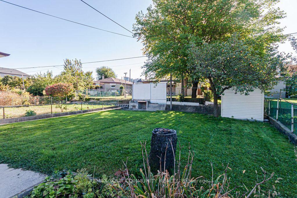 Photo 41 of 15 Valencia Crescent, North York, Maple Leaf — HOMEH