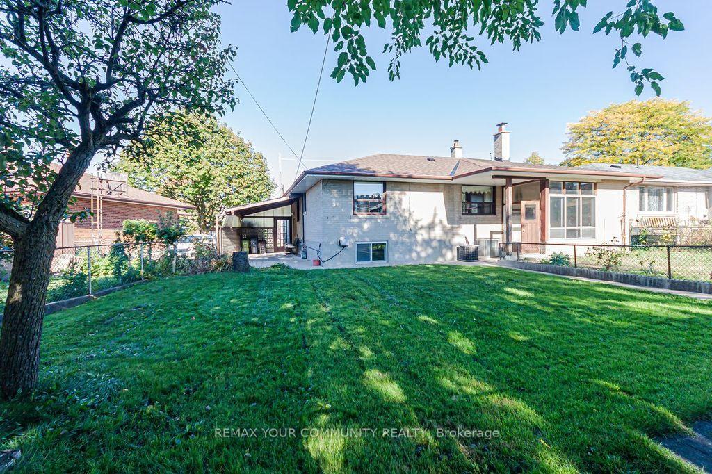 Photo 42 of 15 Valencia Crescent, North York, Maple Leaf — HOMEH