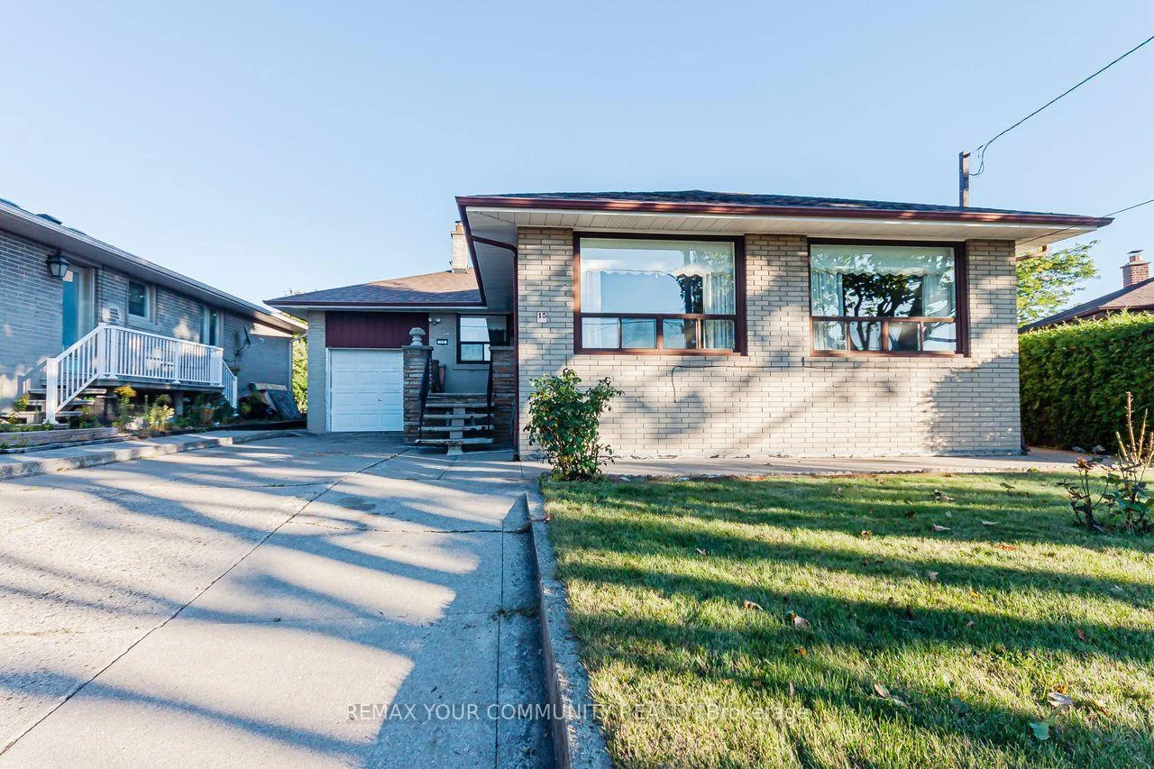 Photo 2 of 15 Valencia Crescent, North York, Maple Leaf — HOMEH