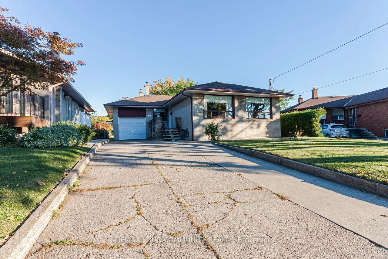 Photo 3 of 15 Valencia Crescent, North York, Maple Leaf — HOMEH