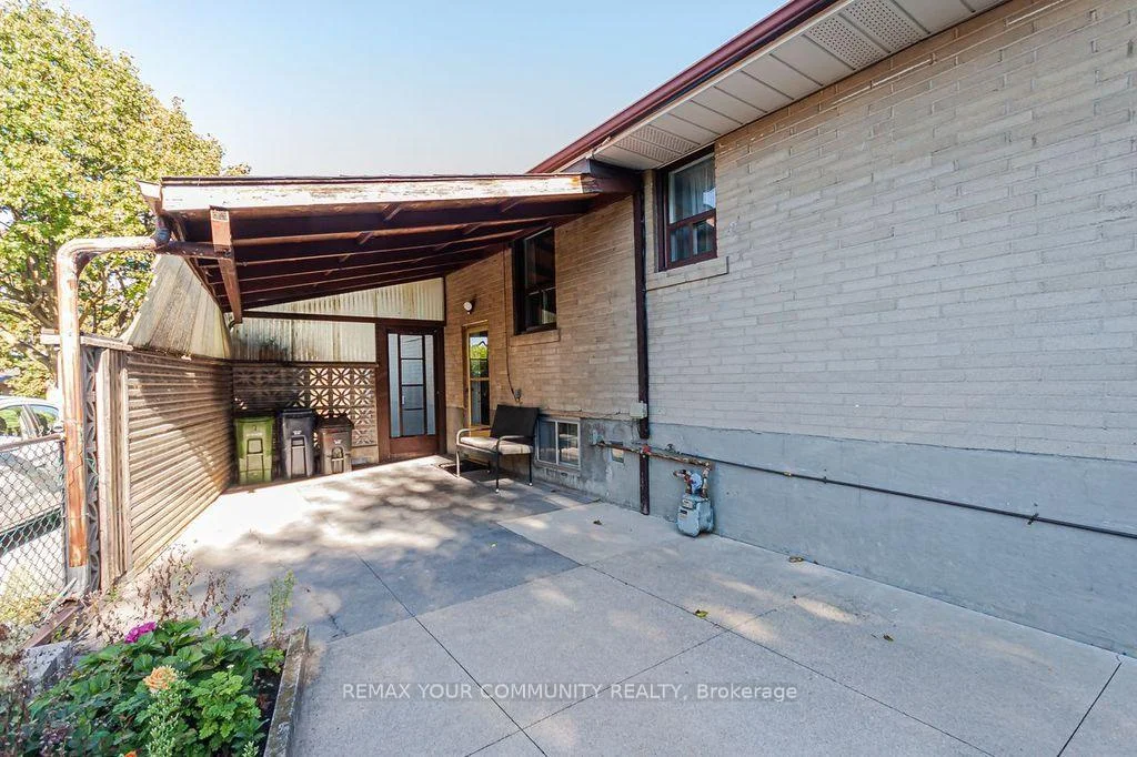 Photo 37 of 15 Valencia Crescent, North York, Maple Leaf — HOMEH
